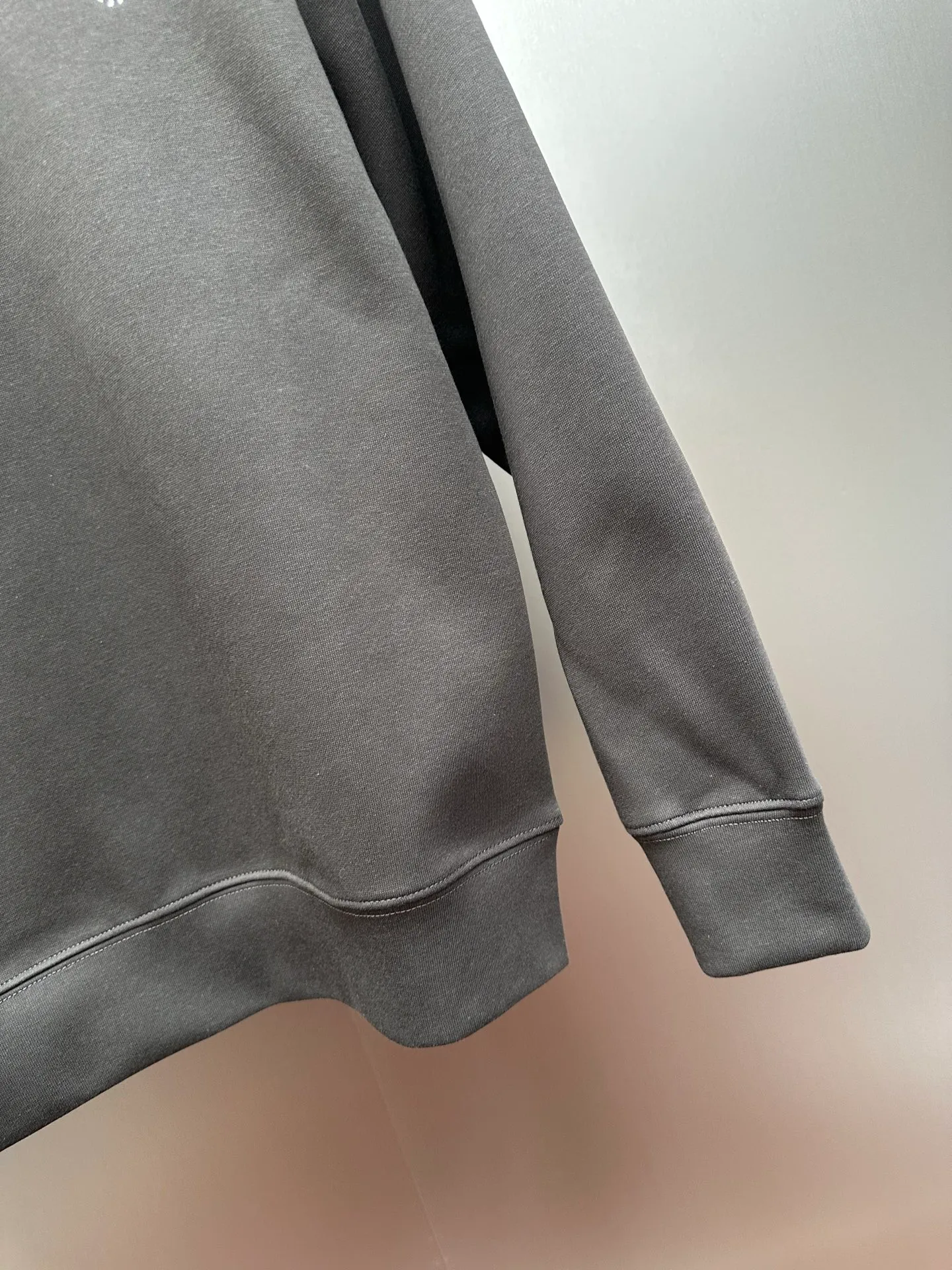P250 Ralph Lauren/Ralph Lauren classic small logo embroidered turtleneck half-zip sweatshirt, simple and versatile ~ super delicate and soft, close to the body without being tied. Perfectly reflects the brand's sense of superiority. The cut is standard, comfortable to stretch, unrestricted in movement, and highly practical to wear. Classic and simple style, with pony embroidery pattern on the chest, imported machines, three-dimensional and full. Original Polo brass zipper, three-dimensional windproof lapels, taking into account warmth and cool lines, full of coolness, half-open lazy mode. The fit is loose, whether worn alone or layered, you can wear different styles of fashion with just one piece. Color: black, white, gray, brown, navy. Size: S-xL